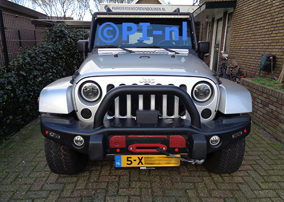 Parkeersensoren (set E 2023) ingebouwd door PI-nl in de voorbumper van een (Chrysler) Jeep Wrangler uit 2008. De pieper werd voorin gemonteerd. Er werden standaard rode sensoren gemonteerd.