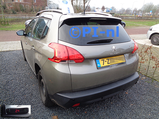 Parkeersensoren (set A 2023) ingebouwd door PI-nl in een Peugeot 2008 met canbus uit 2015. De display werd linksvoor bij de a-stijl gemonteerd.