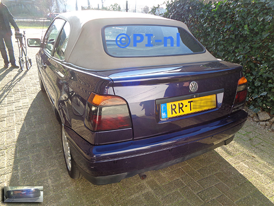 Parkeersensoren (set A 2023) ingebouwd door PI-nl in een Volkswagen Golf Cabriolet uit 1997. De display werd linksvoor bij de a-stijl geplaatst.