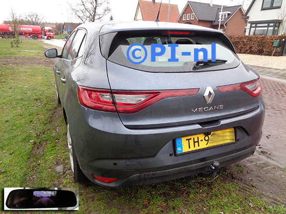 Parkeersensoren (set F 2023) ingebouwd door PI-nl in een Renault Megane (hb) uit 2018. De spiegeldisplay is van de set met kentekenplaatcamera en sensoren.