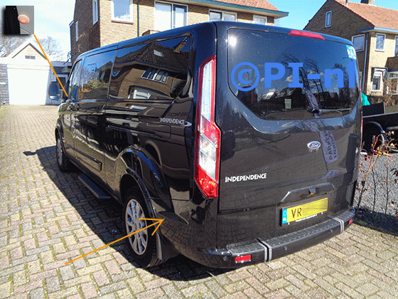 Dode Hoek Detectie Systeem (DHDS set 2023) ingebouwd door PI-nl in een Ford Tourneo Custom rolstoelbus uit 2022. De led-indicators werden linksonder bij de a-stijlen gemonteerd.