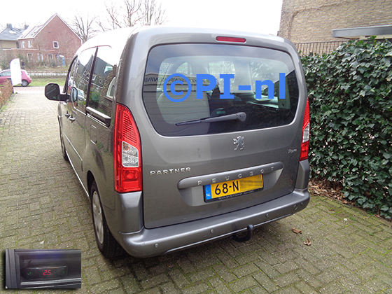 Parkeersensoren (set A 2023) ingebouwd door PI-nl in een Peugeot Partner TePee met canbus uit 2010. De display werd in de middenconsole gemonteerd.