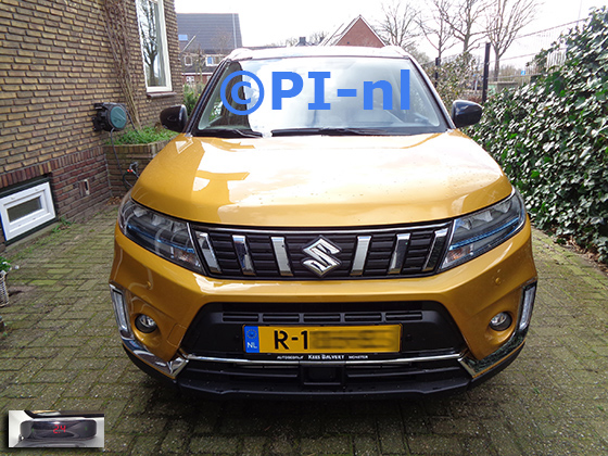 Parkeersensoren (set A 2023) ingebouwd door PI-nl in een Suzuki Vitara uit 2022. De display werd linksvoor bij de a-stijl gemonteerd.