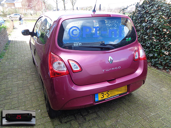 Parkeersensoren (set A 2023) ingebouwd door PI-nl in een Renault Twingo met canbus uit 2012. De display werd op de stuurkolom gemonteerd.