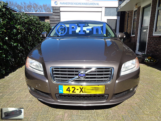 Parkeersensoren (set A 2023) ingebouwd door PI-nl in de voorbumper van een Volvo S80 uit 2007. De display werd linksvoor bij de a-stijl gemonteerd.