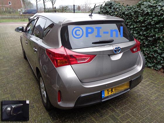 Parkeersensoren (set B 2023) ingebouwd door PI-nl in een Toyota Auris Hybrid met canbus uit 2013. De display werd op verzoek links onder het dashboard gemonteerd.