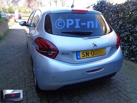 Parkeersensoren (set A 2023) ingebouwd door PI-nl in een Peugeot 208 met canbus uit 2016. De display werd linksvoor bij de a-stijl gemonteerd. Er werden standaard zilveren sensoren gemonteerd.