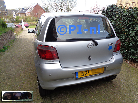 Parkeersensoren (set D 2023) ingebouwd door PI-nl in een Toyota Yaris uit 2002. De spiegeldisplay is van de set met bumpercamera en zilveren sensoren.