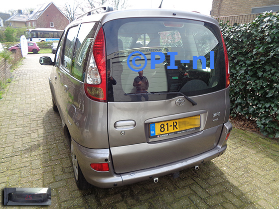 Parkeersensoren (set A 2023) ingebouwd door PI-nl in een Toyota Yaris Verso uit 2005. De display werd linksvoor bij de a-stijl gemonteerd. De middelste sensoren werden in beugeltjes gemonteerd. Een oude kapotte set van een ander merk werd vervangen door een set van PI-nl.