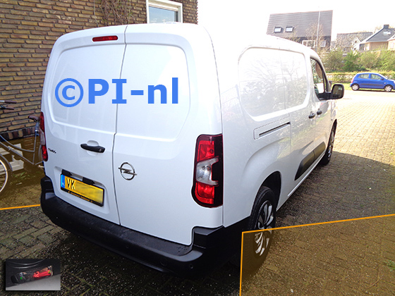 Dode Hoek Sensoren (set DHS/A 2023) ingebouwd door PI-nl in een Opel Combo Cargo uit 2021. De display werd in de middenconsole gemonteerd.