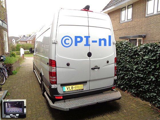 Parkeercamera (camera-set 2023) ingebouwd door PI-nl in een Mercedes-Benz Sprinter L3H2 Lang met canbus uit 2016. De monitor is van de set met bumpercamera.