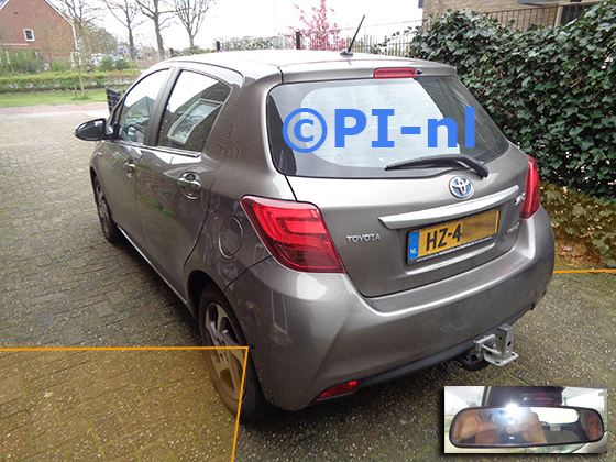 Dode Hoek Sensoren (set DHS/A 2023) ingebouwd door PI-nl in een Toyota Yaris Hybrid met canbus uit 2016. De display werd op de binnenspiegel gemonteerd.