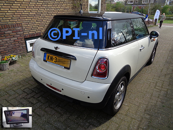 Parkeersensoren (set D 2023) ingebouwd door PI-nl in een Mini Cooper met canbus uit 2011. De monitor is van de set met bumpercamera en sensoren.