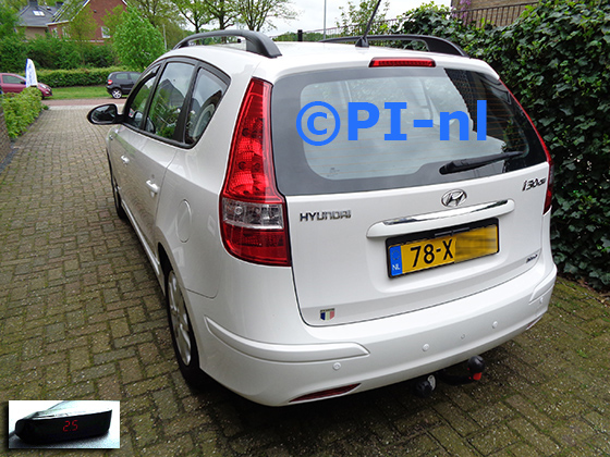 Parkeersensoren (set A 2023) ingebouwd door PI-nl in een Hyundai i30 CW stationwagen met canbus uit 2012. De display werd linksvoor bij de a-stijl gemonteerd. Er werd een defecte Hyundai-set vervangen door een nieuwe set van PI-nl. Er werden standaard witte sensoren gemonteerd.