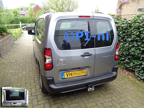 Parkeersensoren (set D 2023) ingebouwd door PI-nl in een Toyota Proace City met canbus uit 2020. De monitor is van de set met bumpercamera en sensoren.