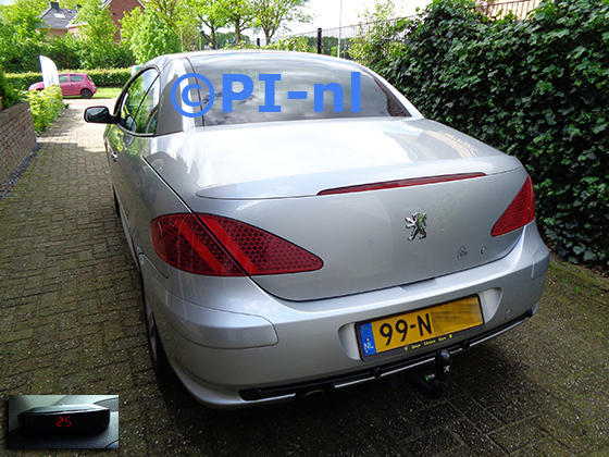 Parkeersensoren (set A 2023) ingebouwd door PI-nl in een Peugeot 307 CC met canbus uit 2004. De display werd linksvoor bij de a-stijl geplaatst. De sensoren werden in de aanwezige Peugeot-PDC-strip ingebouwd.