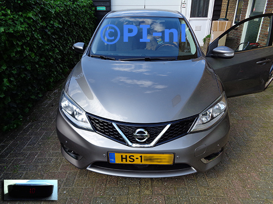 Parkeersensoren (set A 2023) ingebouwd door PI-nl in de voorbumper van een Nissan Pulsar uit 2015. De display werd linksvoor bij de a-stijl gemonteerd.