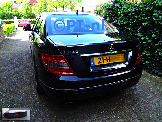 Parkeersensoren (set A 2023) ingebouwd door PI-nl in een Mercedes-Benz C220 uit 2007. De display werd linksvoor bij de a-stijl gemonteerd.