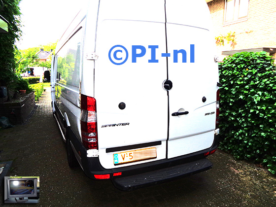 Parkeercamera (camera-set 2023) ingebouwd door PI-nl in een Mercedes-Benz Sprinter L3H2 Lang met canbus uit 2016. De monitor is van de set met bumpercamera.