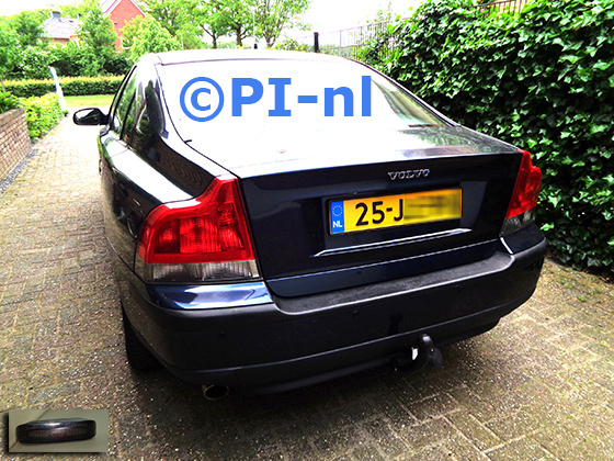 Parkeersensoren (set A 2023) ingebouwd door PI-nl in een Volvo S60 uit 2002. De display werd linksvoor bij de a-stijl gemonteerd.