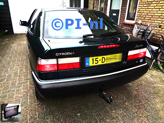 Parkeercamera (set D 2023) ingebouwd door PI-nl in een Citroen Xantia uit 1999. De monitor is van de set met bumpercamera en sensoren. De stekkers van de camera zijn bereikbaar, zodat deze ook gekoppeld kunnen worden aan een beugelcamera die onder het fietsenrek zit.