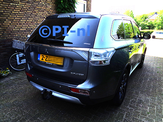 Parkeersensoren (set E 2023) ingebouwd door PI-nl in een Mitsubishi Outlander met canbus uit 2015. De pieper werd verstopt.