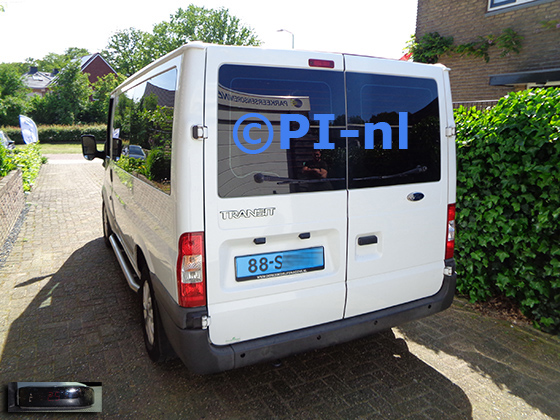 Parkeersensoren (set A 2023) ingebouwd door PI-nl in een Ford Transit 9-zits met canbus uit 2011. De display werd linksvoor bij de a-stijl gemonteerd.