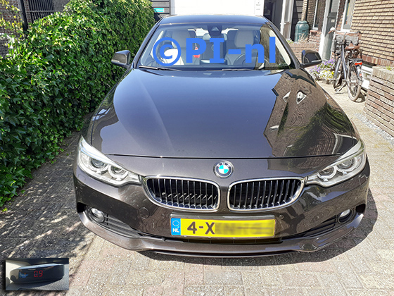 Parkeersensoren (set A 2023) ingebouwd door PI-nl in de voorbumper van een BMW 428i Grand Coupé uit 2014. De display werd linksvoor bij de a-stijl gemonteerd.