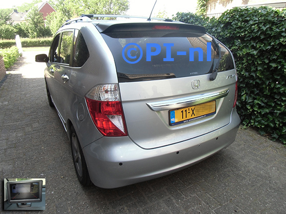 Parkeersensoren (set D 2023) ingebouwd door PI-nl in een Honda FR-V uit 2007. De monitor is van de set met bumpercamera en sensoren.