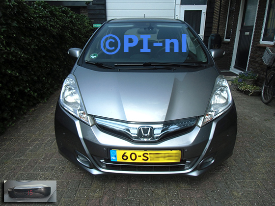 Parkeersensoren (set A 2023) ingebouwd door PI-nl in de voorbumper van een Honda Jazz Hybrid uit 2011. De display werd links op het dashboard gemonteerd.