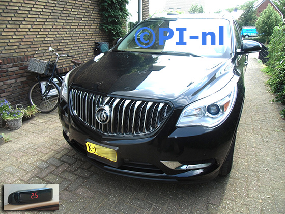 Parkeersensoren (set A 2023) ingebouwd door PI-nl in de voorbumper van een Buick Enclave uit 2014. De display werd linksvoor bij de a-stijl gemonteerd.