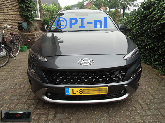 Parkeersensoren (set A 2023) ingebouwd door PI-nl in de voorbumper van een Hyundai Kona Hybrid uit 2021. De display werd linksvoor bij de a-stijl gemonteerd. De sensoren werden antraciet gespoten.