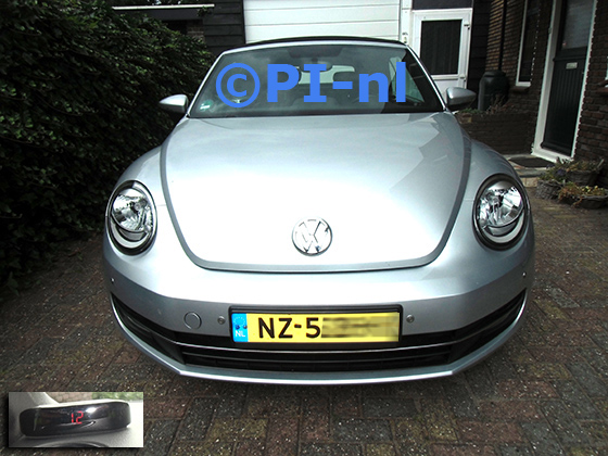 Parkeersensoren (set A 2023) ingebouwd door PI-nl in de voorbumper van een Volkswagen Beetle Cabriolet uit 2013. De display werd linksvoor bij de a-stijl gemonteerd. Er werden standaard zilveren sensoren gemonteerd.