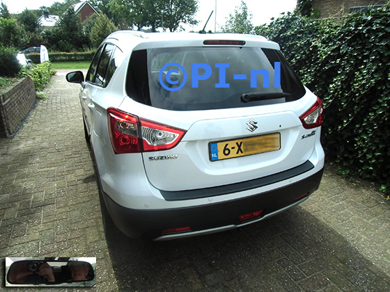 Parkeercamera (camera-set 2023) ingebouwd door PI-nl in een Suzuki S Cross uit 2014. De spiegeldisplay is van de set met bumpercamera.