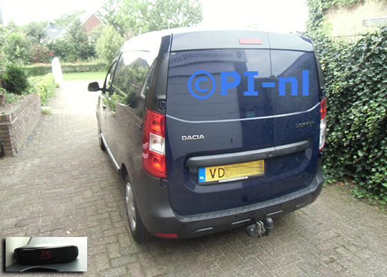 Parkeersensoren (set A 2023) ingebouwd door PI-nl in een Dacia Dokker Van Basic uit 2019. De display werd linksvoor bij de a-stijl gemonteerd.