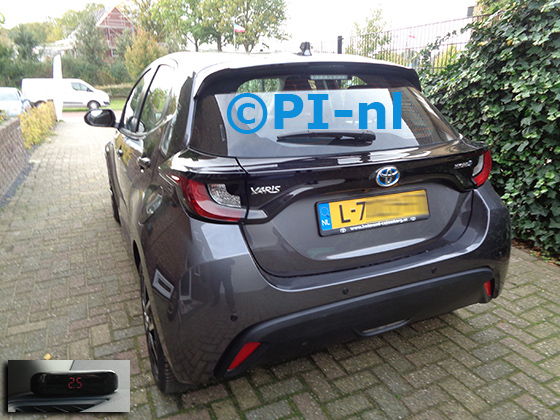 Parkeersensoren (set A 2023) ingebouwd door PI-nl in een Toyota Yaris Hybrid met canbus uit 2021. De display werd linksvoor bij de a-stijl gemonteerd.