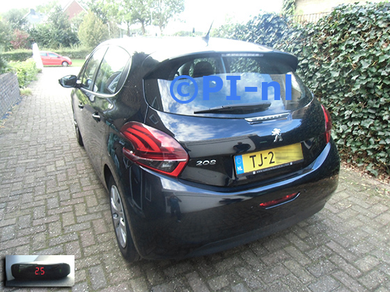 Parkeersensoren (set A 2023) ingebouwd door PI-nl in een Peugeot 208 met canbus uit 2018. De display werd linksvoor bij de a-stijl gemonteerd.