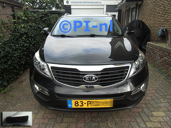 Parkeersensoren (set A 2023) ingebouwd door PI-nl in de voorbumper van een Kia Sportage uit 2011. De display werd linksvoor bij de a-stijl gemonteerd.