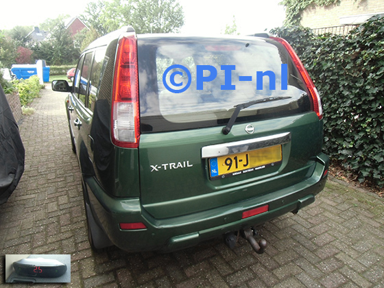 Parkeersensoren (set A 2023) ingebouwd door PI-nl in een Nissan X-Trail uit 2001. De display werd linksvoor bij de a-stijl gemonteerd.