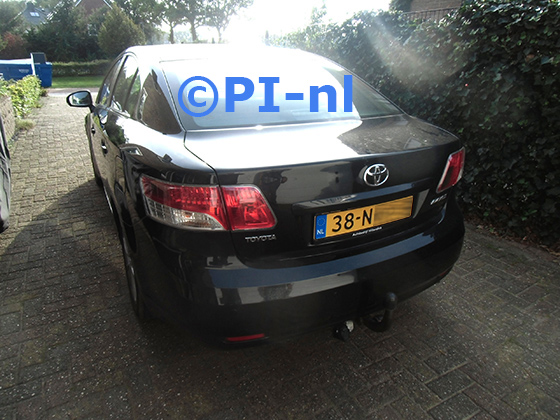 Parkeersensoren (set E 2023) ingebouwd door PI-nl in een Toyota Avensis sedan van 2010. De pieper werd voorin gemonteerd.