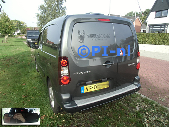 Parkeersensoren (set A 2023) ingebouwd door PI-nl in een Peugeot Partner met canbus uit 2013. De display werd op de binnenspiegel gemonteerd.