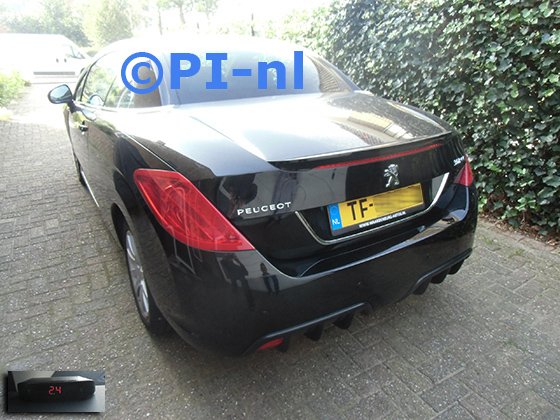 Parkeersensoren (set A 2023) ingebouwd door PI-nl in een Peugeot 308 CC met canbus uit 2011. De display werd linksvoor bij de a-stijl gemonteerd.