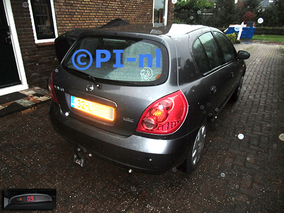 Parkeersensoren (set A 2023) ingebouwd door PI-nl in een Nissan Almera hatchback uit 2003. De display werd linksvoor bij de a-stijl gemonteerd.