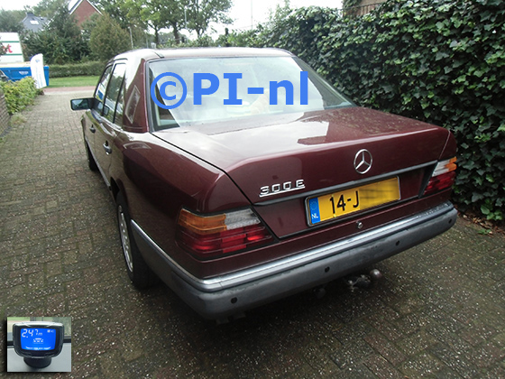 Parkeersensoren (set B 2023) ingebouwd door PI-nl in een Mercedes-Benz 300E uit 1986. De display werd op het dashboard gemonteerd.
