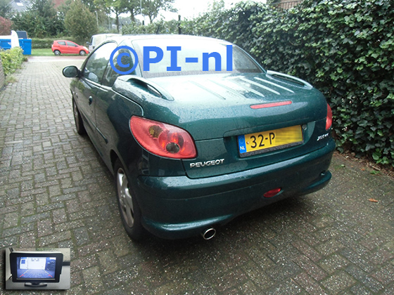 Parkeersensoren (set D 2023) ingebouwd door PI-nl in een Peugeot 206 CC uit 2004. De monitor is van de set met bumpercamera en sensoren.