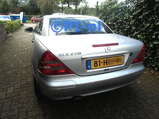 Parkeersensoren (set E 2023) ingebouwd door PI-nl in een Mercedes-Benz SLK 230 cabriolet met canbus uit 2001. De pieper werd tussen de stoelen gemonteerd.