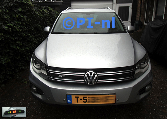 Parkeersensoren (set A 2023) ingebouwd door PI-nl in de voorbumper van een Volkswagen Tiguan R-Line Offroad uit 2012. De display werd linksvoor bij de a-stijl gemonteerd. Er werden standaard zilveren sensoren gemonteerd.