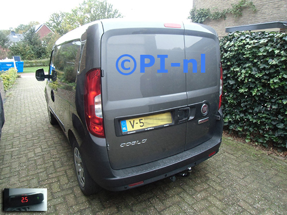 Parkeersensoren (set A 2023) ingebouwd door PI-nl in een Fiat Doblo Cargo met canbus uit 2017. De display werd linksvoor bij de a-stijl gemonteerd.