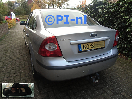 Parkeersensoren (set A 2023) ingebouwd door PI-nl in een Ford Focus Ghia sedan uit 2006. De display werd op de binnenspiegel gemonteerd. Er werden standaard zilveren sensoren gemonteerd.