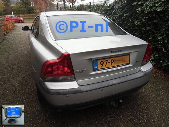 Parkeersensoren (set B 2023) ingebouwd door PI-nl in een Volvo S60 uit 2004. De display werd linksvoor bij de a-stijl gemonteerd. Er werden standaard zilveren sensoren gemonteerd.